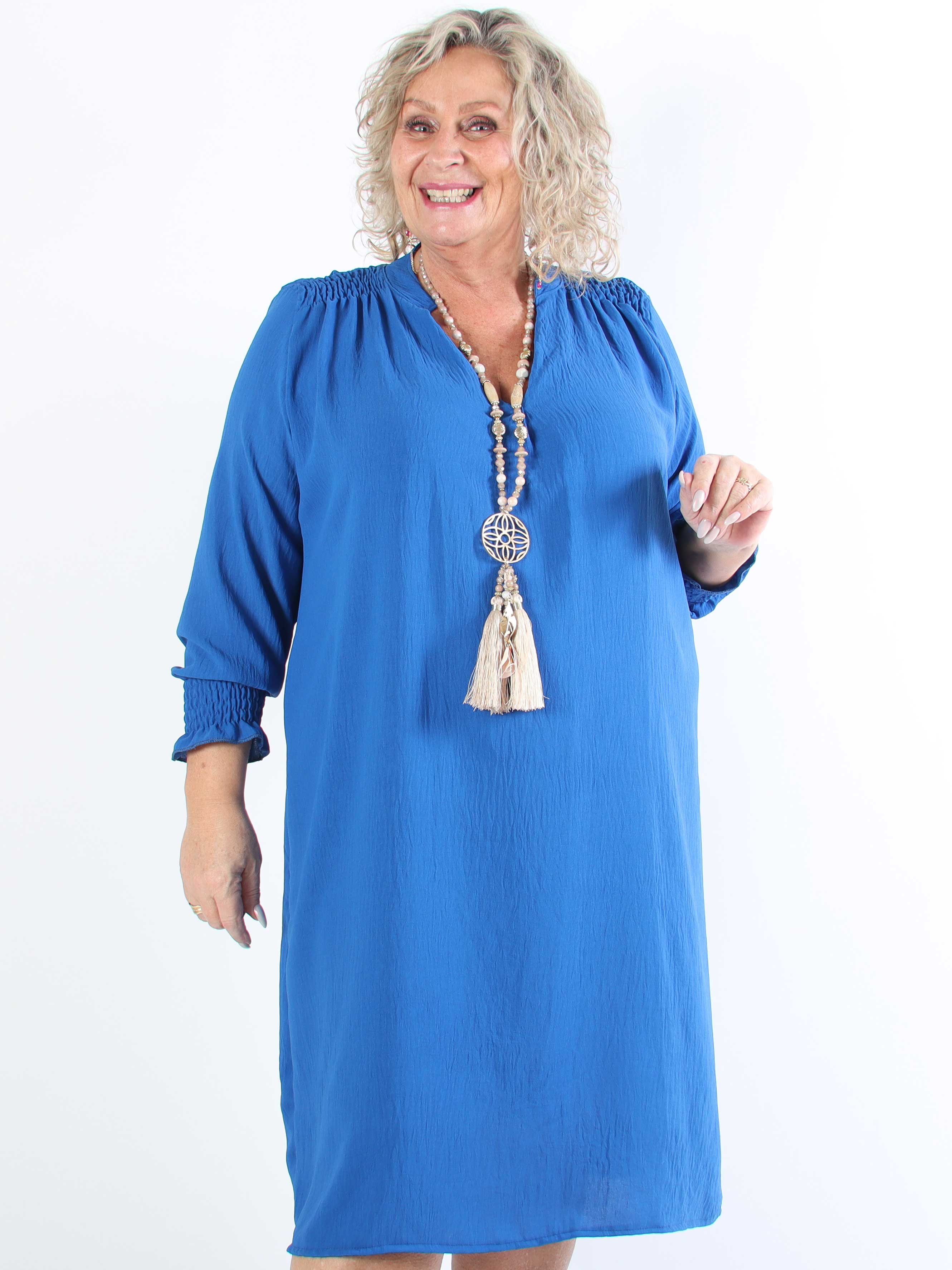 Marisol - Sød plus size kjole med smock og v-udskæring